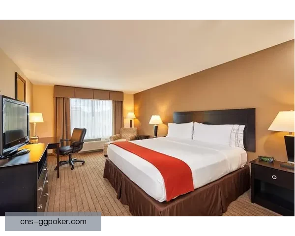 艾尔帕索火车头驶向拉斯维加斯夜色灯火辉煌景象